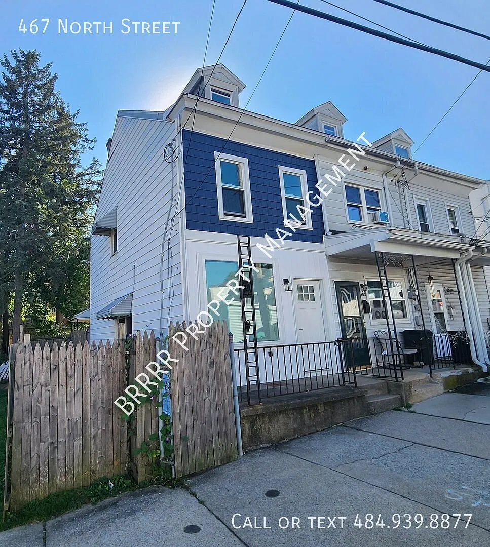 Remodeled end unit rowhome. 3 bedrooms, 1 bathroom and fenced yard — Photo 2