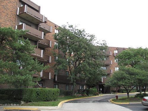 1st image of 850 Wellington Ave Unit 402