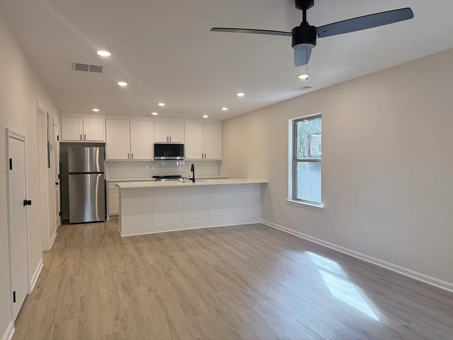 2 bed, 1.5 bath, 1020 sqft, $1,450 — Photo 3
