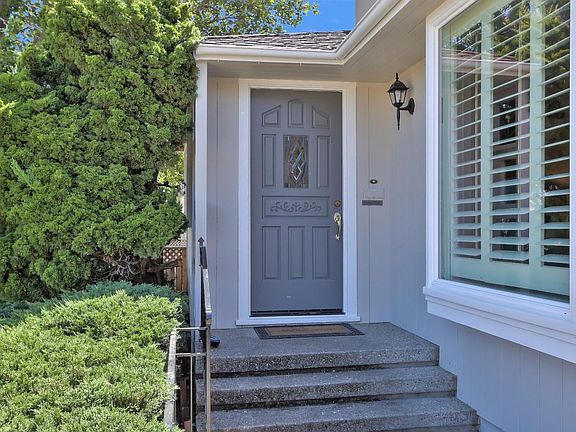 4th image of 1122 Hawthorne Dr