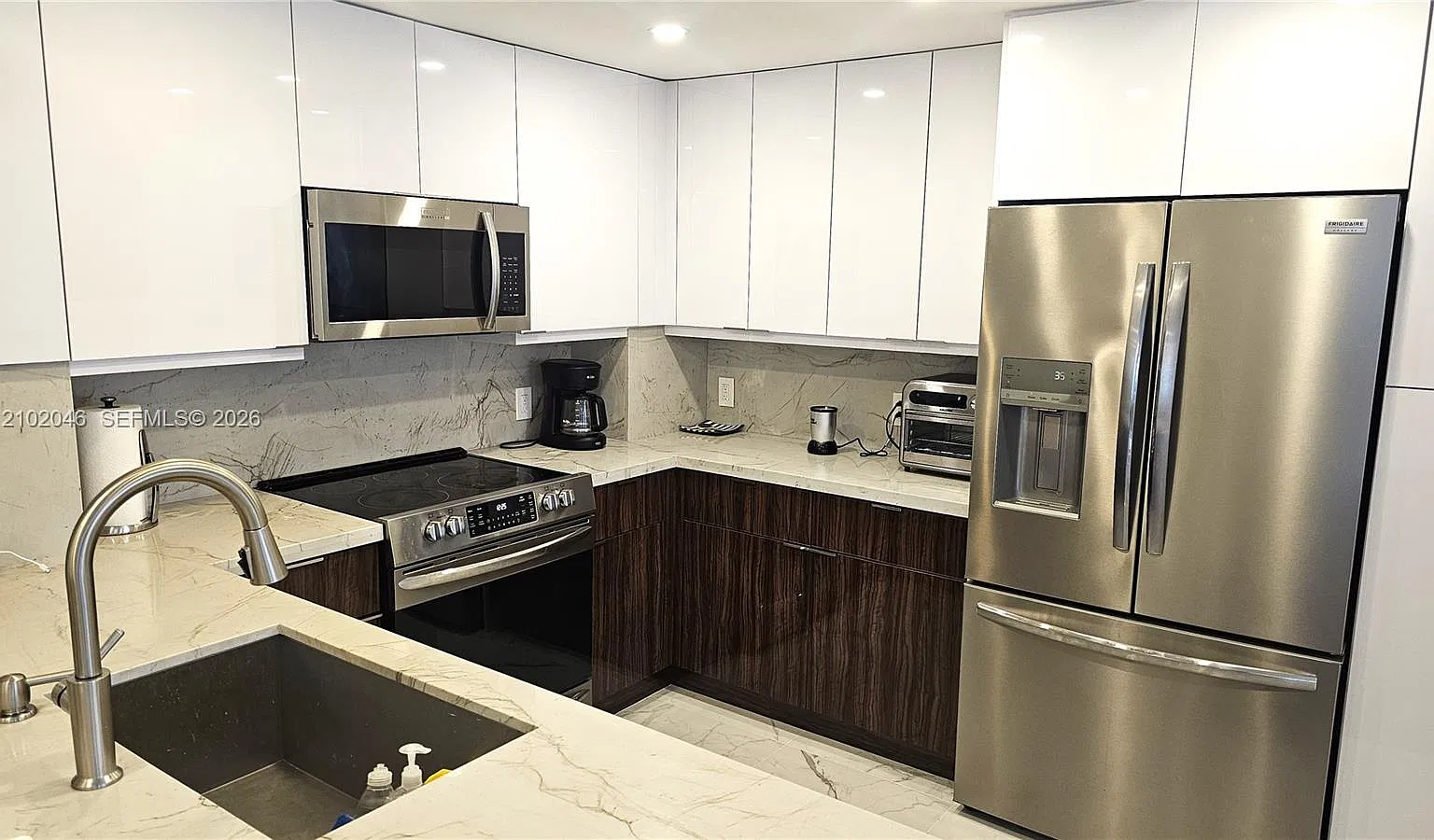 Hemispheres Condo — Photo 3