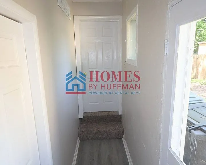 1713 Hawthorne Ave — Photo 9