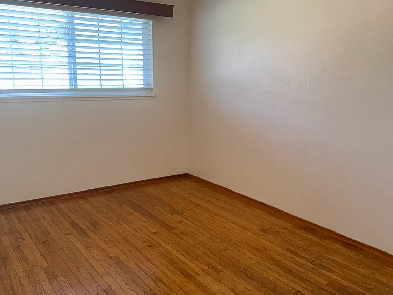 6700 Manila Ave — Photo 14