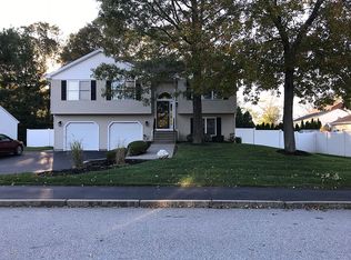 12 Oakwind Ter, Cranston, RI 02920