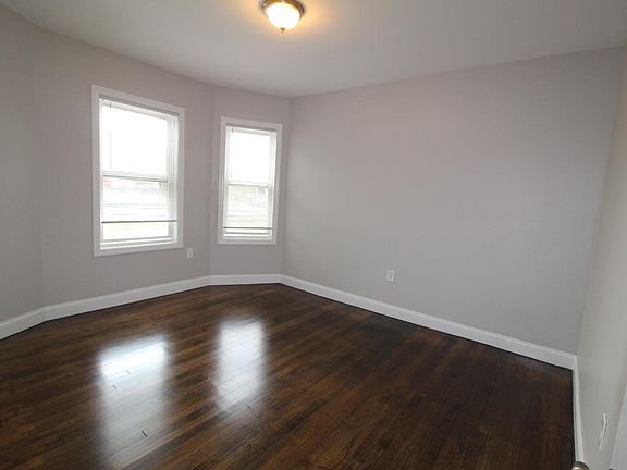4th image of 140 Newbury Ave