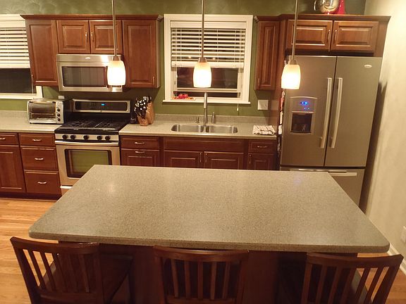 Kitchen island - great for entertaining