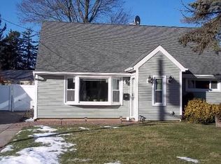 8 Fieldstone Dr, Syosset, NY 11791