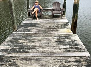 605 Little Oyster Ln, White Stone, VA 22578
