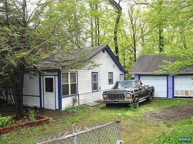 2nd image of 22 Cottage Ln