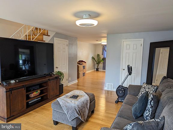 5th image of 2147 Devereaux Ave