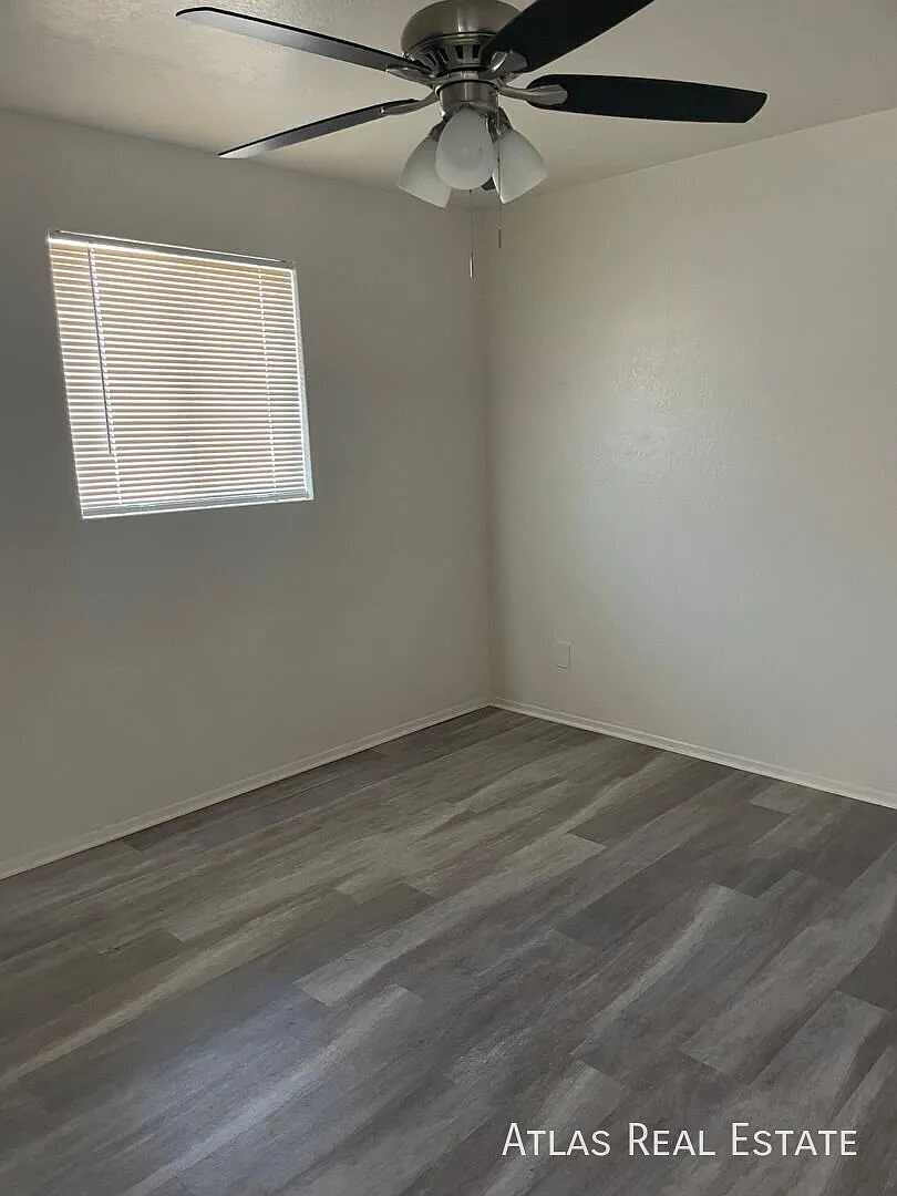 Coming Soon! Rent Under $900! - Inviting 2 Bed 1 Bath Close To I-17 Unit 4 — Photo 4