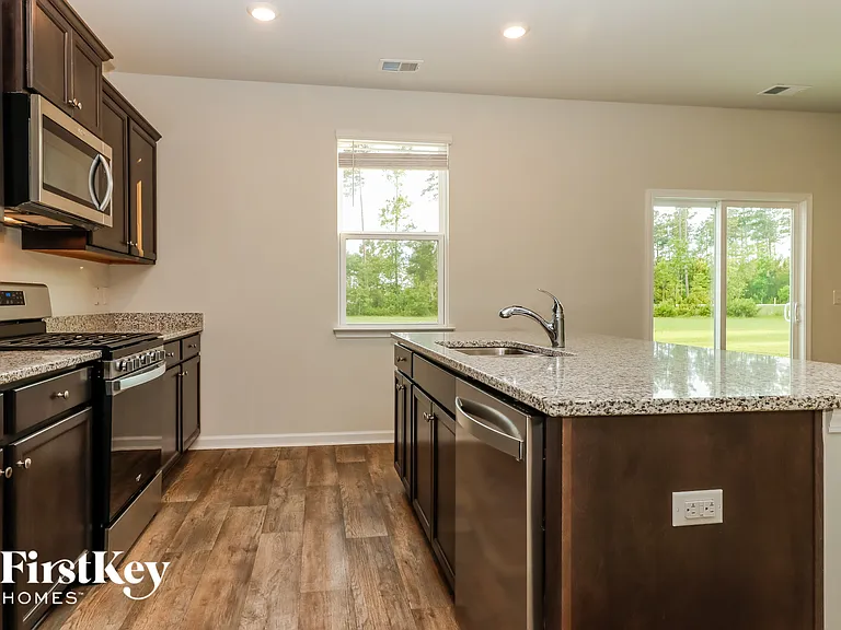 409 Zenith Blvd — Photo 9