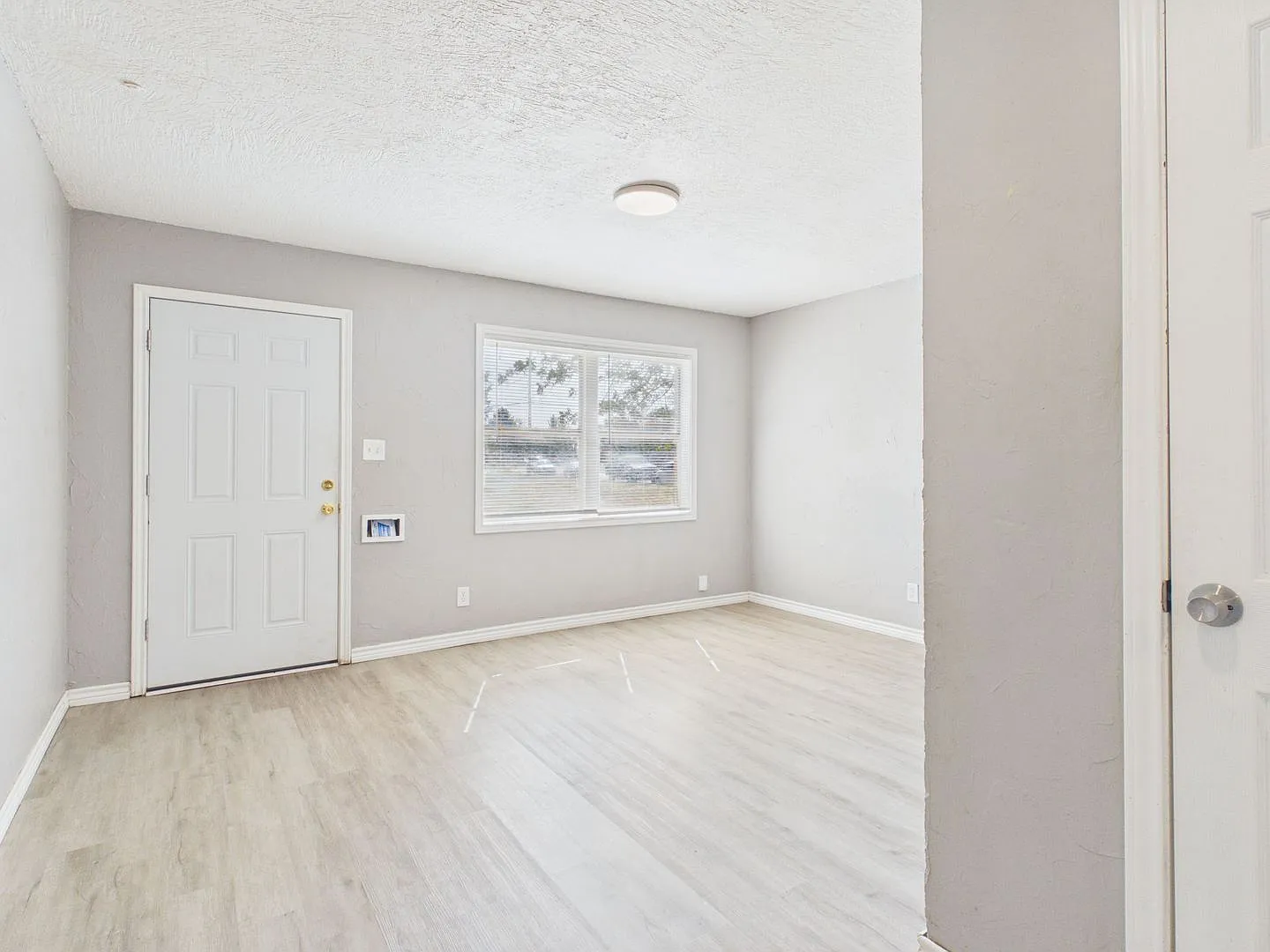2 Bedroom 1 Bathroom in Lawrence Park — Photo 4