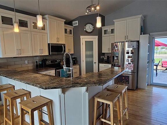 3rd image of 128 Kinsmen CRESCENT