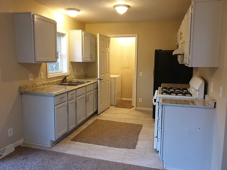 323 E Muir Ave — Photo 3