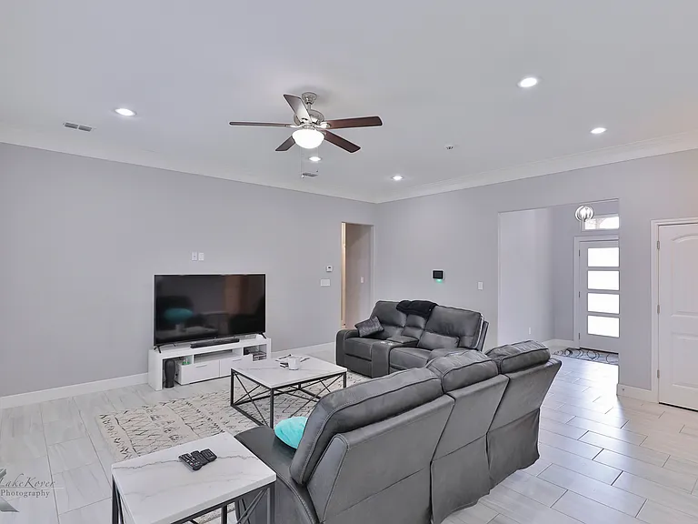 3126 Oakley St — Photo 4