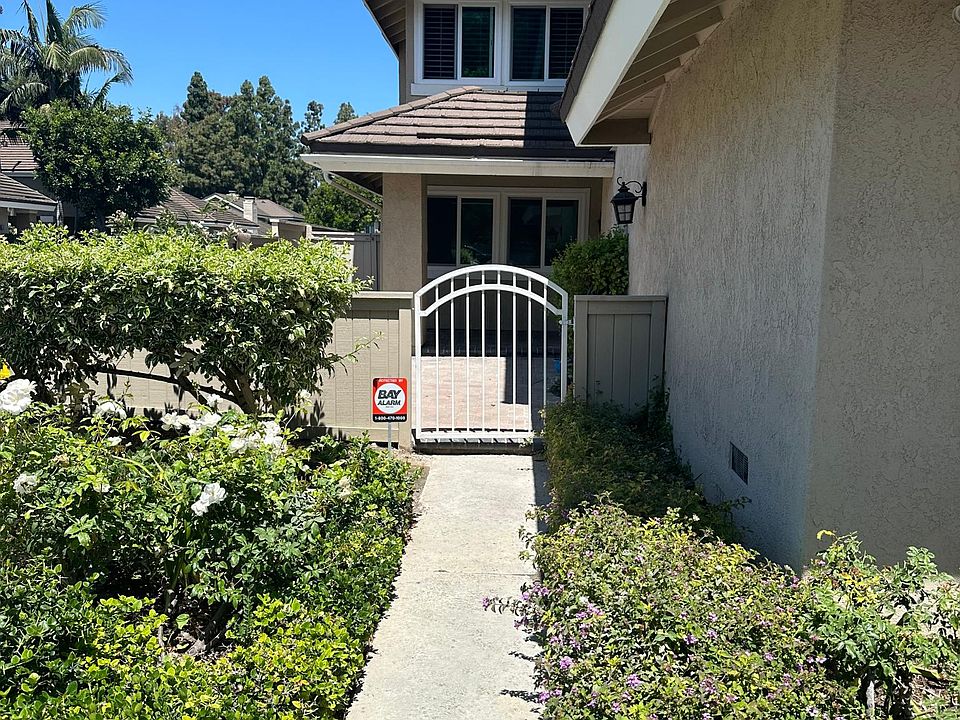 Gate Entrance - Landscaping maintained by the Willowgrove Association