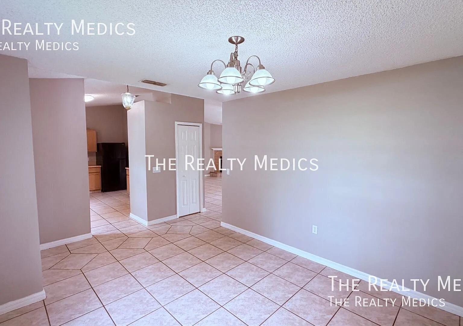 Stylish 3Bedroom Home with Spacious Yard in Deltona Lakes! — Photo 4