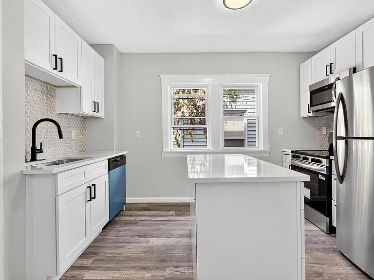 3203 Saratoga Ave — Photo 4