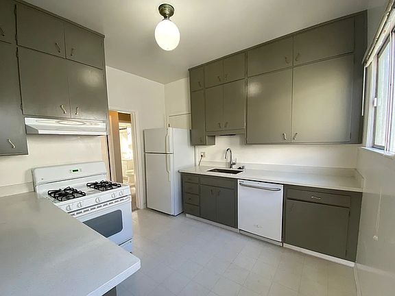 5th image of 35 Palm Ave APT 3