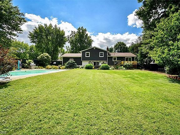3rd image of 1295 Cherry Ln
