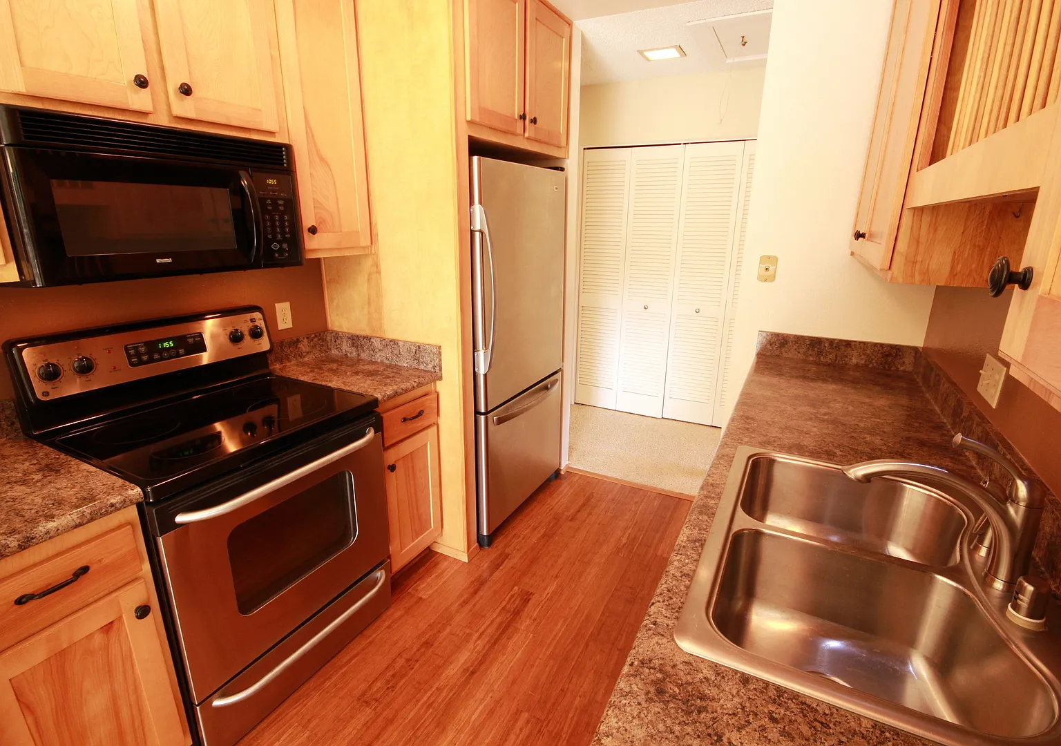 Updated 2 Bedroom Condo in UTC La Jolla Colony — Photo 1