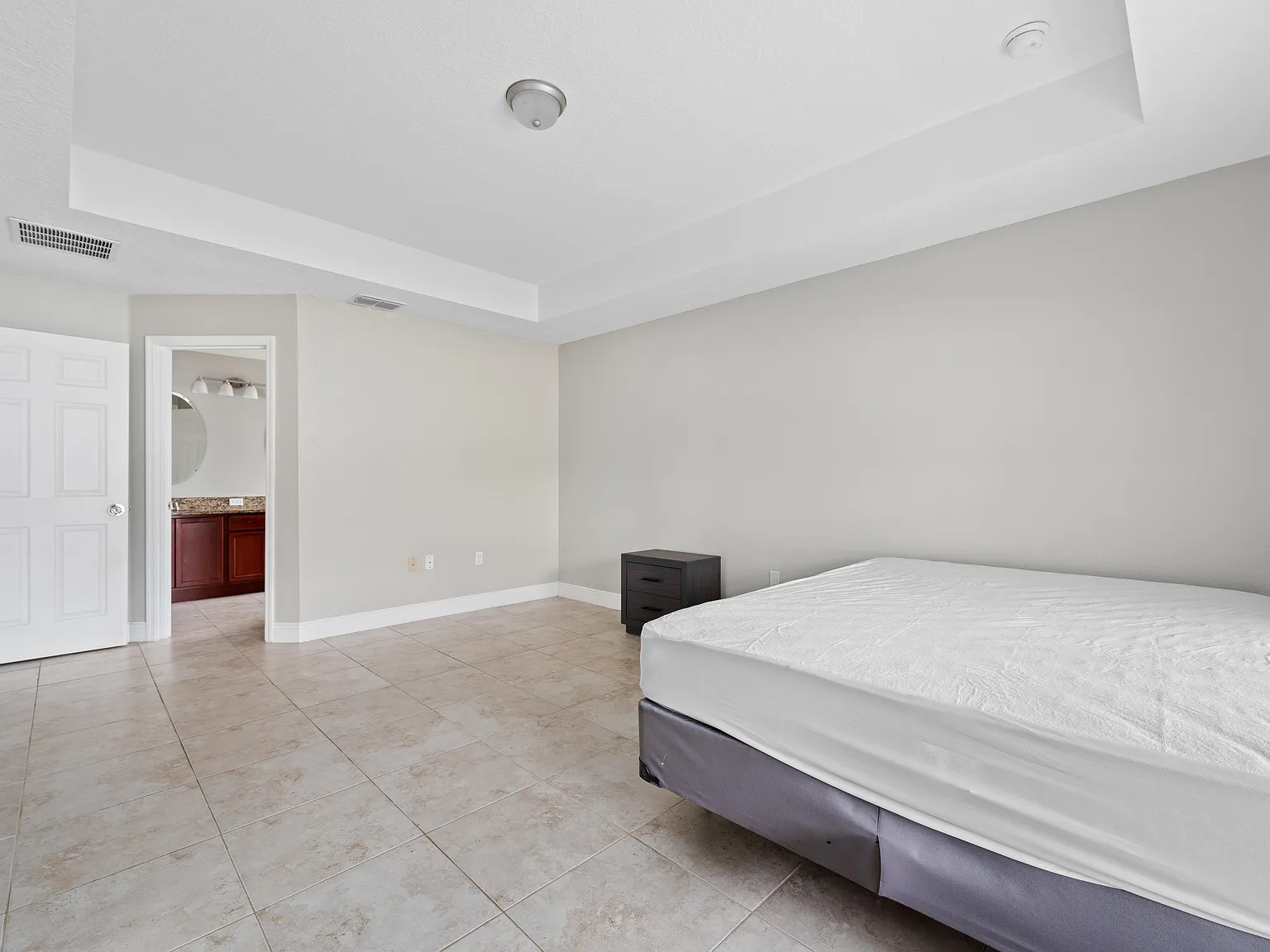 4 bed, 3.0 bath, 2000 sqft, $905 — Photo 2