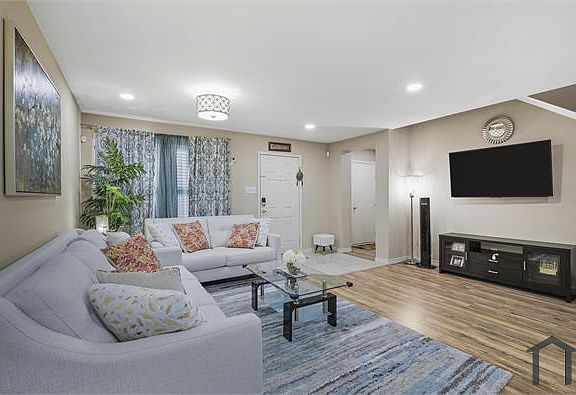 5th image of 812 Margaret Dr