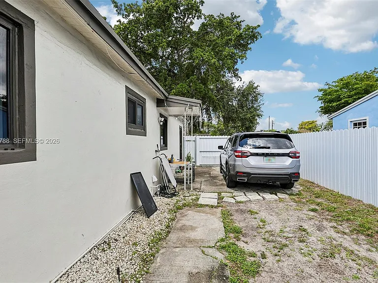 1421 N 68th Ter — Photo 27