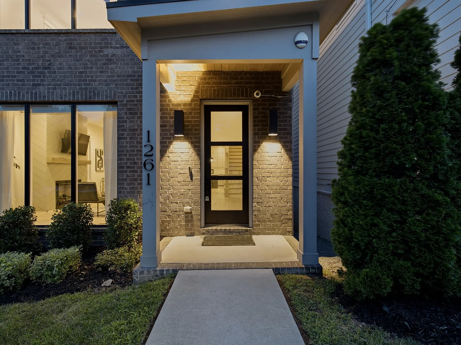 5 bed, 3.5 bath, 3702 sqft, $6,000 — Photo 3