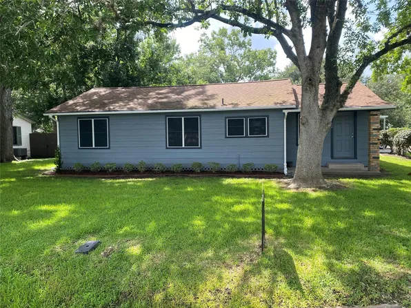 1102 E 2nd St, Sweeny, TX 77480