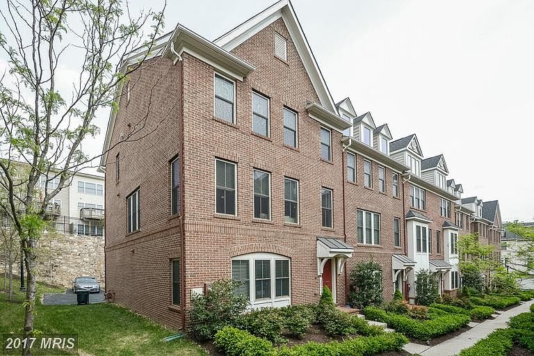2527 Kenmore Ct - End Unit