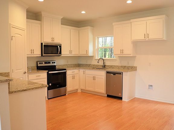 4th image of 111 Deep Cove Dr