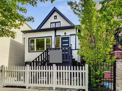 1641 W Barry Ave, Chicago, IL, 60657