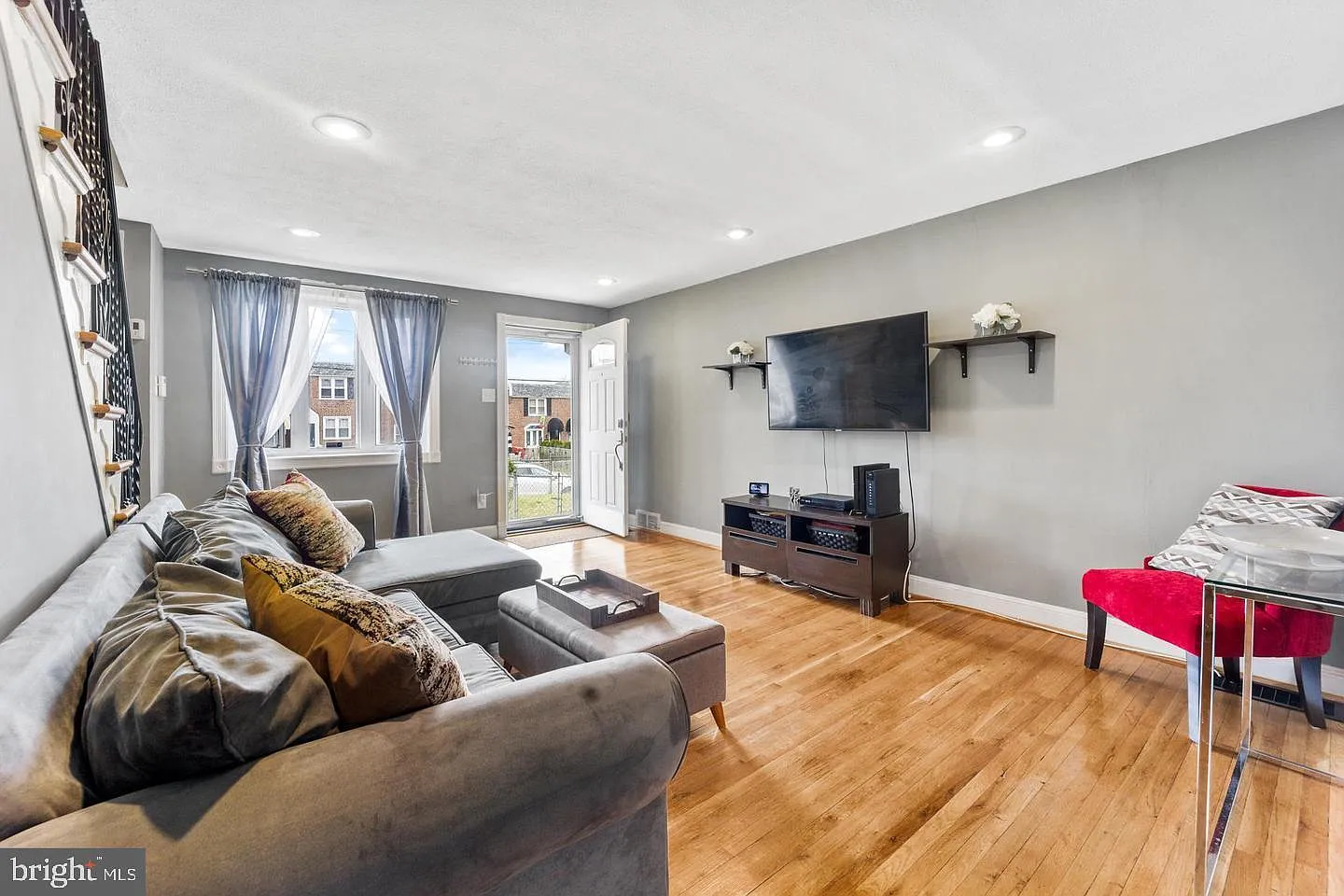 3 bed, 1.5 bath, 1120 sqft, $2,000 — Photo 2