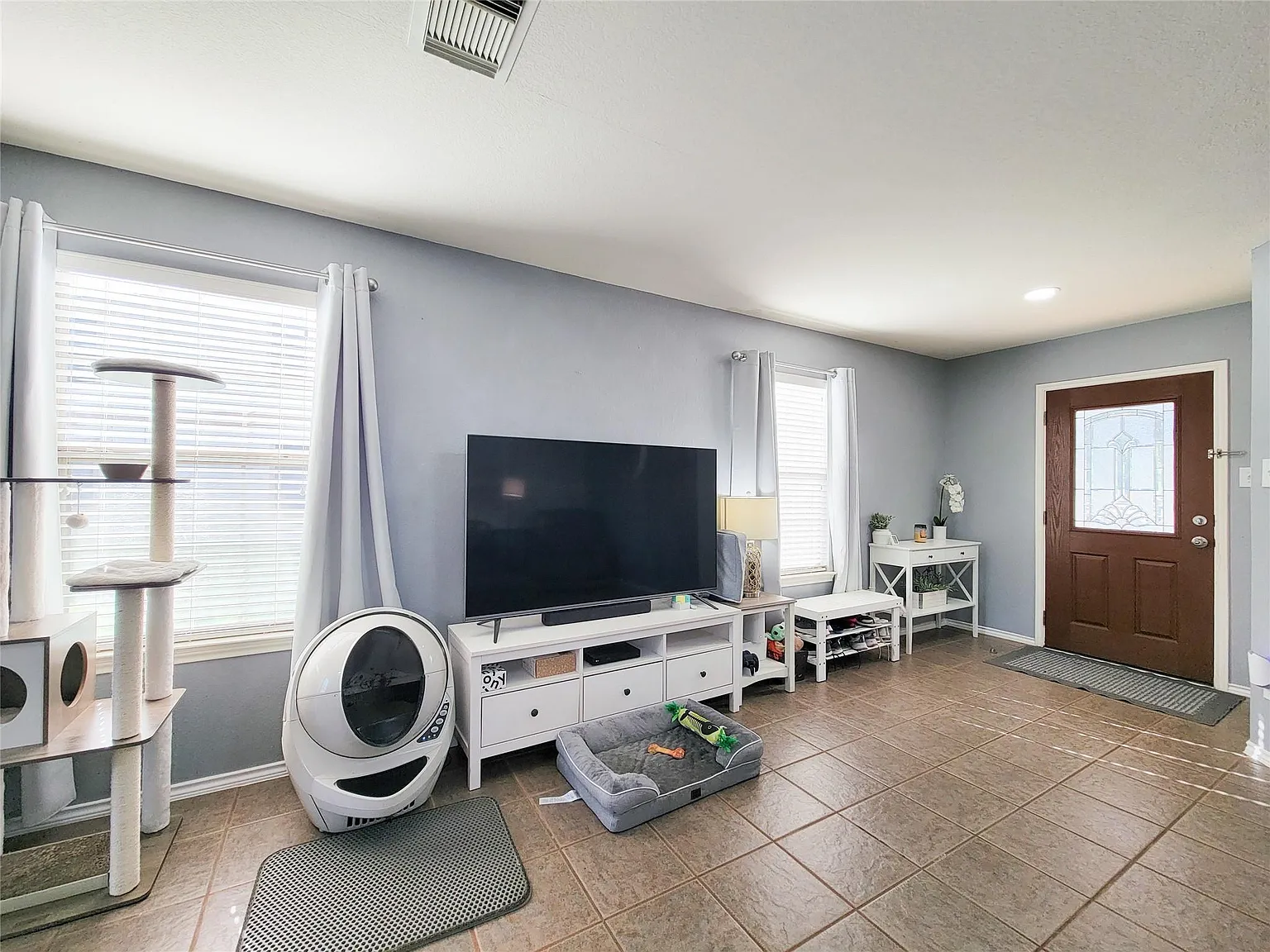 3 bed, 2.5 bath, 2160 sqft, $1,975 — Photo 2
