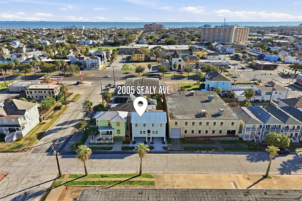 Photo 1 of 39 - 2005 Sealy St #B - Galveston, TX Primary Photo - 2005 Sealy St #B