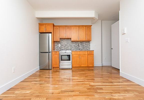 3rd image of 716 Jefferson Ave #5B1