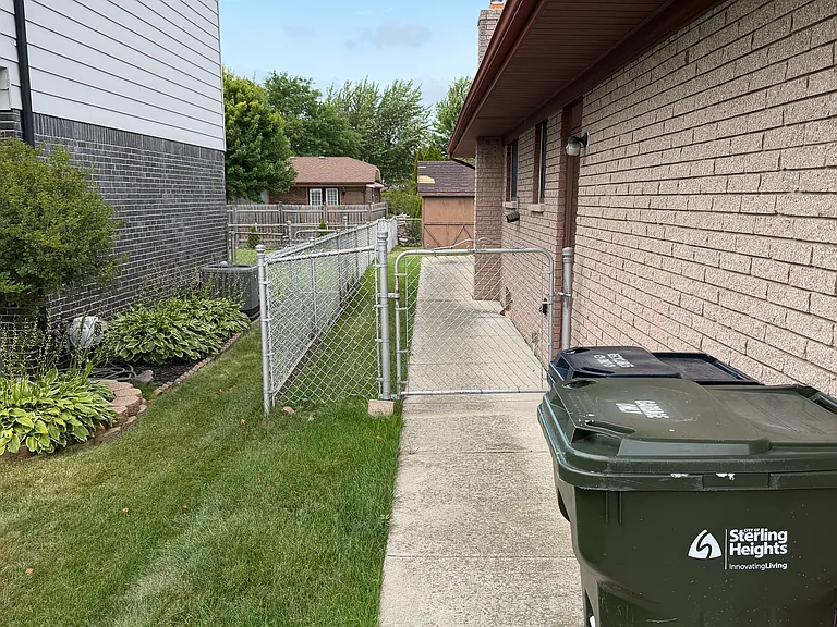 4741 Bloomfield Dr — Photo 3