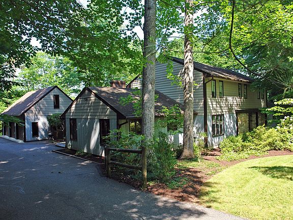 2nd image of 2221 Lark Pl