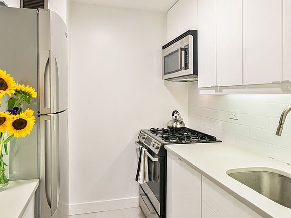 3rd image of 301 E 79th St APT 22R
