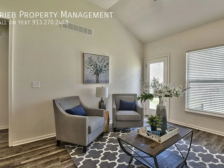 584 S Poplar St — Photo 5