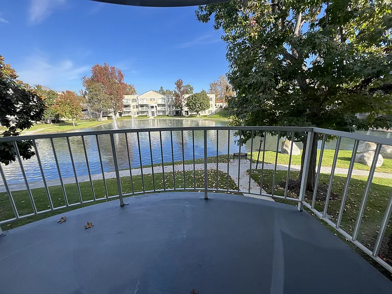 Versailles on the Lake Apartments — Photo 42