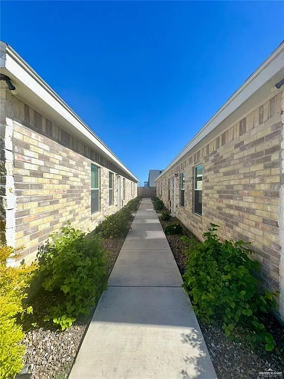 3 bed, 2.0 bath, 1050 sqft, $1,200 — Photo 2