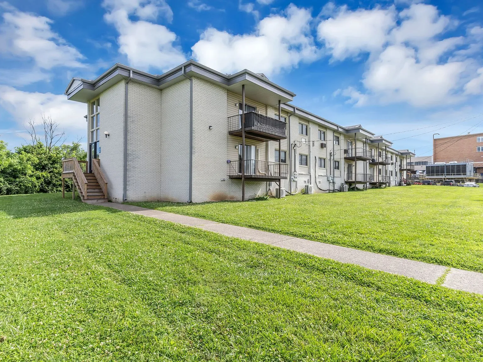 Executive House Apartments — Photo 4