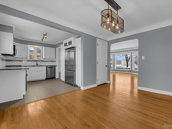 5th image of 2299 W Lincoln Ave