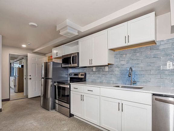 5th image of 2330 Victory Pkwy #303
