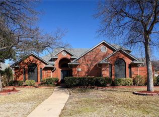 2740 Woodbridge Dr, Hurst, TX 76054