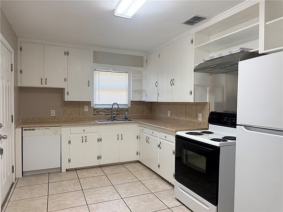 3rd image of 4721 Dody St