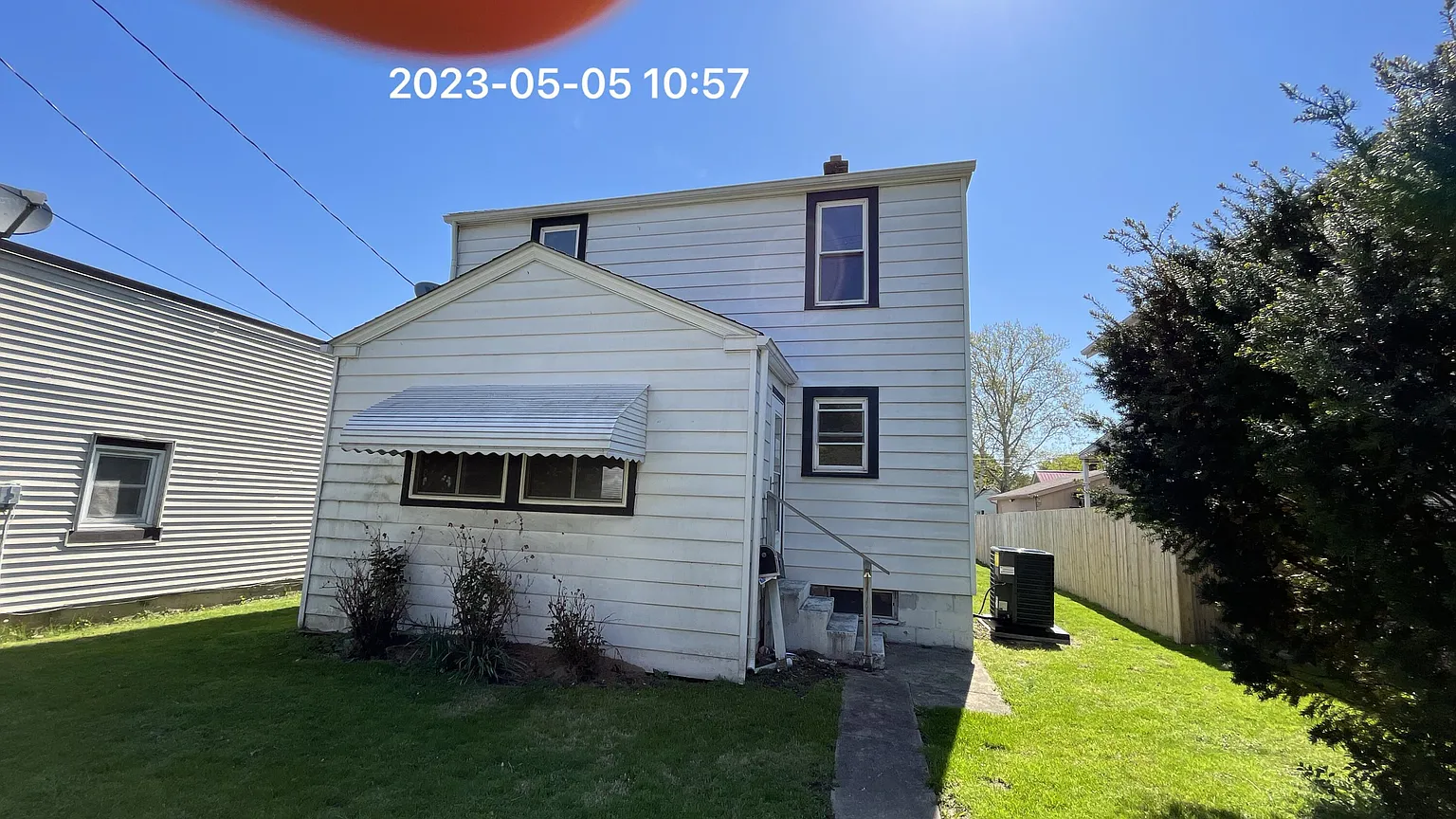 214 College St photo 1